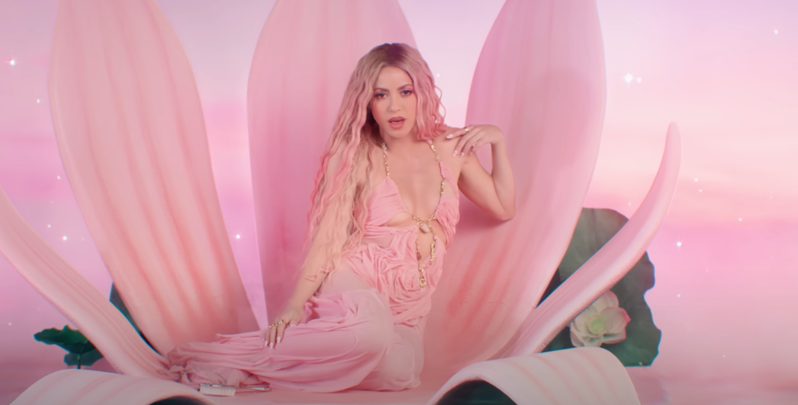 Shakira im Musikvideo zu "Puntería" mit Cardi B