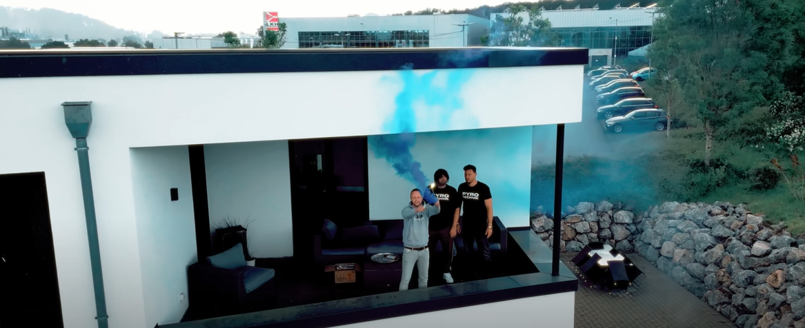 Der Balkonultra X Marc Eggers X Ikke Hüftgold - Pyrotechnik (Official Video)