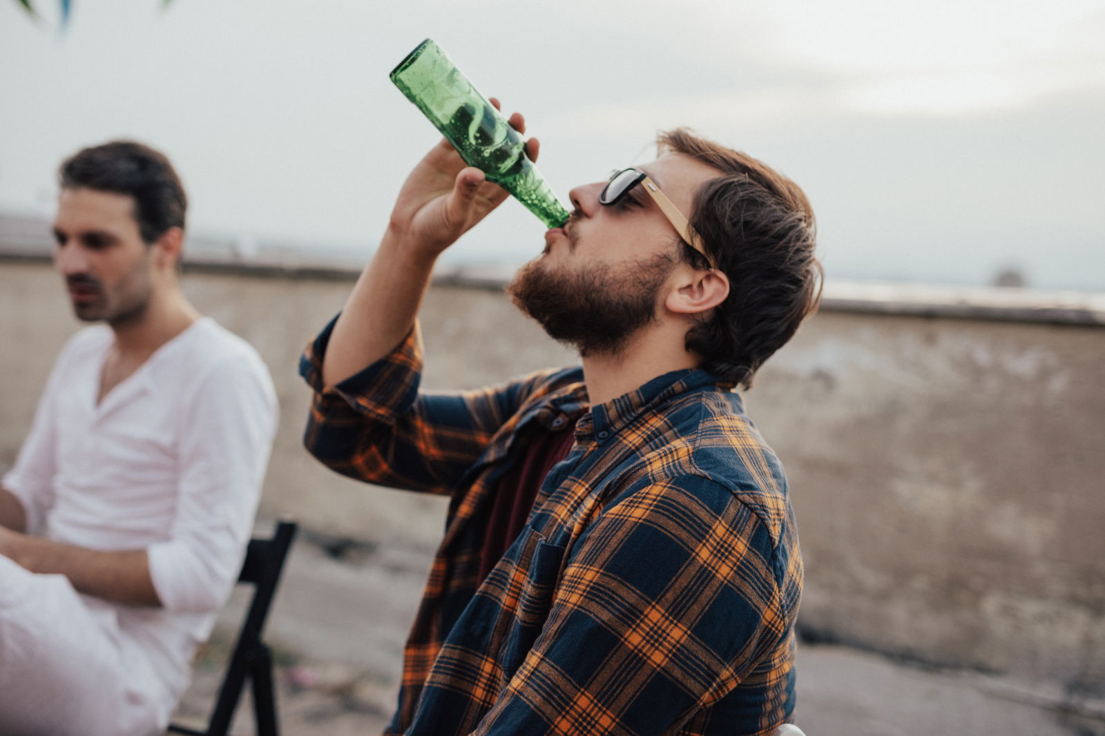 Mann trinkt ein Bier
