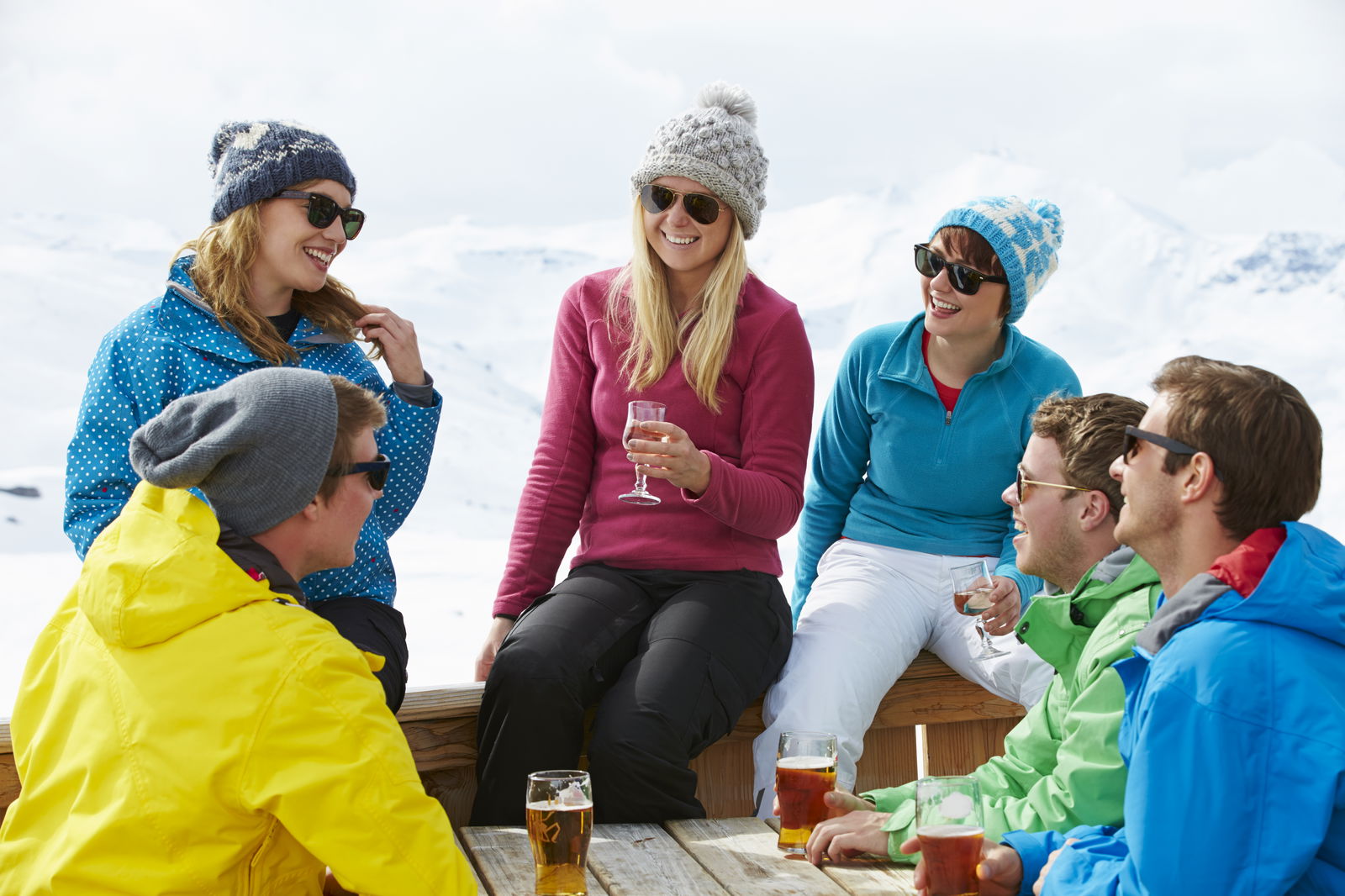 Freunde beim Trinken im Schnee